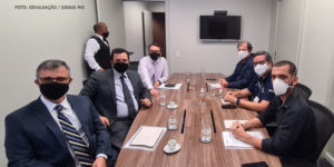 Representantes do TJMG sentados em um lado da mesa e dirigentes do SINJUS, Serjusmig e Sindojus/MG de outro durante reunião sobre pauta de reivindicações