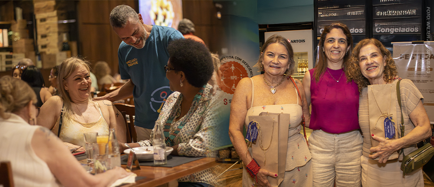 A imagem reúne dois registros da confraternização do NAP e do NPD do SINJUS, em um ambiente descontraído, com pessoas sorrindo e interagindo em mesas. Na parte superior, o diretor Alex Aguiar cumprimenta duas filiadas com um abraço amistoso. Na parte inferior, a diretora Janaína Torres aparece ao lado de duas filiadas, todas sorridentes e segurando lembranças do evento.