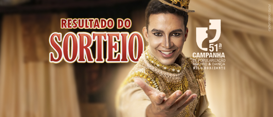 Imagem Acessível: A imagem mostra um ator vestido com um figurino teatral dourado e uma coroa ornamentada, estendendo a mão em direção ao público, em um cenário com cortinas de palco ao fundo. O texto em destaque, centralizado na parte superior, diz: “Resultado do Sorteio”, em letras grandes e vermelhas. Logo abaixo, está o logotipo da 51ª Campanha de Popularização do Teatro & Dança de Belo Horizonte, seguido do logotipo do SINJUS-MG, que promoveu o sorteio dos vouchers culturais.
