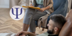 Imagem Acessível: A imagem mostra uma cena que representa uma sessão de psicoterapia. Em primeiro plano, uma pessoa está sentada, parcialmente visível e em posição de escuta, enquanto em segundo plano aparece uma profissional segurando uma prancheta amarela e uma caneta, simbolizando o trabalho terapêutico. No canto superior esquerdo, lê-se “Bem-estar”, e ao lado há o símbolo da Psicologia em roxo. Sobre a imagem, o texto destaca: “Novo convênio do SINJUS garante condições especiais em sessões de psicoterapia”. Na base, está o logotipo do SINJUS-MG centralizado.