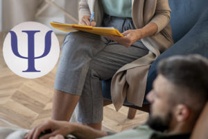 Imagem Acessível: A imagem mostra uma cena que representa uma sessão de psicoterapia. Em primeiro plano, uma pessoa está sentada, parcialmente visível e em posição de escuta, enquanto em segundo plano aparece uma profissional segurando uma prancheta amarela e uma caneta, simbolizando o trabalho terapêutico. No canto superior esquerdo, lê-se “Bem-estar”, e ao lado há o símbolo da Psicologia em roxo. Sobre a imagem, o texto destaca: “Novo convênio do SINJUS garante condições especiais em sessões de psicoterapia”. Na base, está o logotipo do SINJUS-MG centralizado.