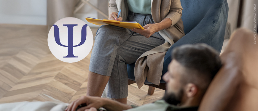 Imagem Acessível: A imagem mostra uma cena que representa uma sessão de psicoterapia. Em primeiro plano, uma pessoa está sentada, parcialmente visível e em posição de escuta, enquanto em segundo plano aparece uma profissional segurando uma prancheta amarela e uma caneta, simbolizando o trabalho terapêutico. No canto superior esquerdo, lê-se “Bem-estar”, e ao lado há o símbolo da Psicologia em roxo. Sobre a imagem, o texto destaca: “Novo convênio do SINJUS garante condições especiais em sessões de psicoterapia”. Na base, está o logotipo do SINJUS-MG centralizado.