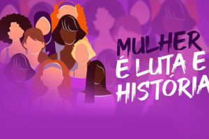 Card em tom predominantemente roxo com ilustrações de rostos de mulheres diversas com o seguinte conteúdo textual: Mulher é luta e história.