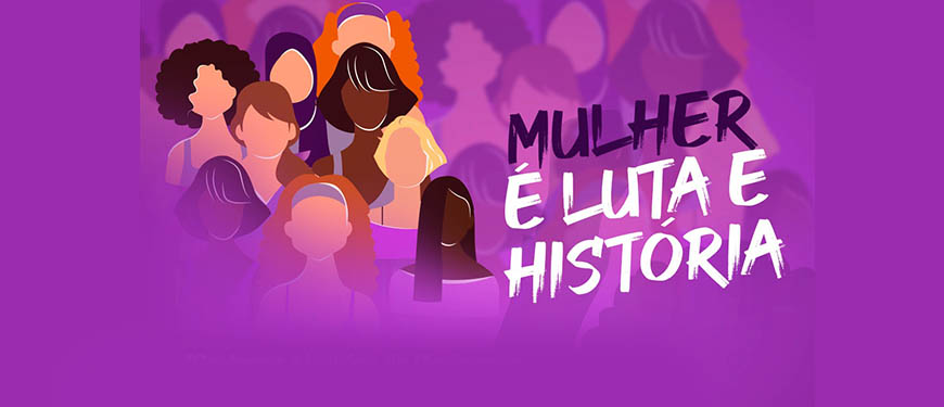 Card em tom predominantemente roxo com ilustrações de rostos de mulheres diversas com o seguinte conteúdo textual: Mulher é luta e história.