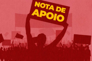 fundo texturizado com imagem vetorizada de uma multidão protestando com cartazes, em destaque está a silhueta de uma pessoa com um cartaz onde se lê "Nota de Apoio".