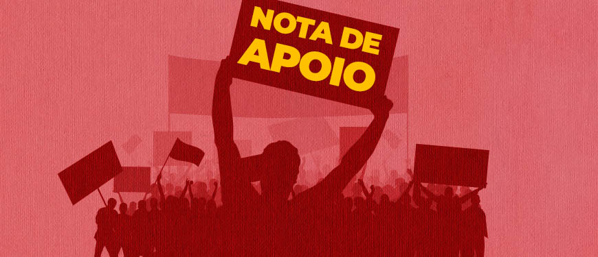 fundo texturizado com imagem vetorizada de uma multidão protestando com cartazes, em destaque está a silhueta de uma pessoa com um cartaz onde se lê "Nota de Apoio".