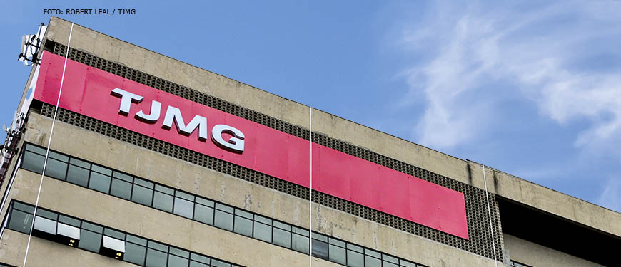 Imagem Acessível: Edifício sede do Tribunal de Justiça de Minas Gerais, no topo dele está um letreiro branco com fundo vermelho onde se lê "TJMG"