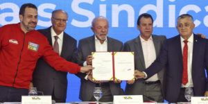 O ministro da Secretaria-Geral da Presidência da República, Guilherme Boulos, o vice-presidente da República, Geraldo Alckmin, o presidente da República, Luiz Inácio Lula da Silva, o ministro do Trabalho, Luiz Marinho, e o ministro da Secretaria de Relações Institucionais, José Guimarães, durante reunião com dirigentes de centrais sindicais, no Palácio do Planalto.