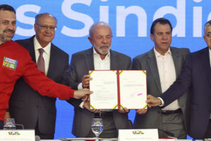 O ministro da Secretaria-Geral da Presidência da República, Guilherme Boulos, o vice-presidente da República, Geraldo Alckmin, o presidente da República, Luiz Inácio Lula da Silva, o ministro do Trabalho, Luiz Marinho, e o ministro da Secretaria de Relações Institucionais, José Guimarães, durante reunião com dirigentes de centrais sindicais, no Palácio do Planalto.