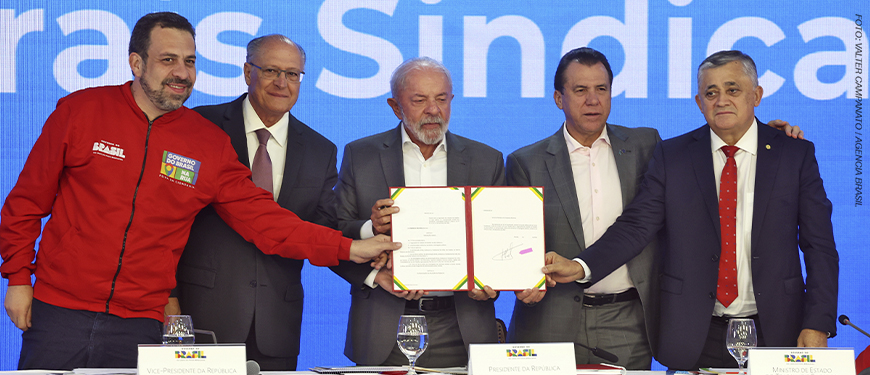 O ministro da Secretaria-Geral da Presidência da República, Guilherme Boulos, o vice-presidente da República, Geraldo Alckmin, o presidente da República, Luiz Inácio Lula da Silva, o ministro do Trabalho, Luiz Marinho, e o ministro da Secretaria de Relações Institucionais, José Guimarães, durante reunião com dirigentes de centrais sindicais, no Palácio do Planalto.