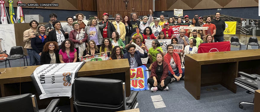 Wagner Ferreira, vereador e diretor de Assuntos Políticos e Formação Sindical do SINJUS-MG, junto de vereadores, representantes de movimentos sociais e ambientalistas em lançamento da Frente em Defesa das Matas, Serras e Águas de Belo Horizonte, no Plenário da Câmara Municipal de Belo Horizonte. Conteúdo textual: MEIO AMBIENTE - Vereadores e movimentos lançam Frente em Defesa das Matas, Serras e Águas de Belo Horizonte.