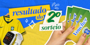 Imagem acessível: A imagem divulga o resultado do 2º sorteio de aniversário do SINJUS-MG. O fundo é azul e amarelo, com elementos gráficos de brilho. Em destaque, o texto diz: “Confira o resultado do 2º sorteio de aniversário do SINJUS”. Na imagem, uma mão segura vouchers verdes e amarelos com o símbolo do Sindicato. Ao lado, aparecem prêmios como camisa da Seleção Brasileira, smartwatch e caixa de som JBL.