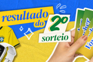 Imagem acessível: A imagem divulga o resultado do 2º sorteio de aniversário do SINJUS-MG. O fundo é azul e amarelo, com elementos gráficos de brilho. Em destaque, o texto diz: “Confira o resultado do 2º sorteio de aniversário do SINJUS”. Na imagem, uma mão segura vouchers verdes e amarelos com o símbolo do Sindicato. Ao lado, aparecem prêmios como camisa da Seleção Brasileira, smartwatch e caixa de som JBL.