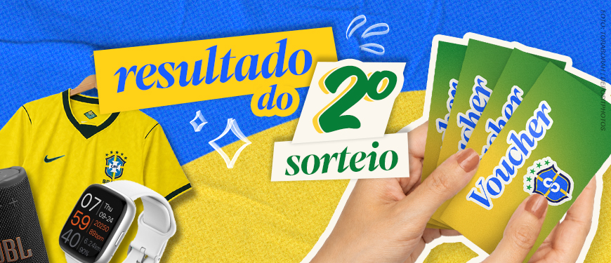 Imagem acessível: A imagem divulga o resultado do 2º sorteio de aniversário do SINJUS-MG. O fundo é azul e amarelo, com elementos gráficos de brilho. Em destaque, o texto diz: “Confira o resultado do 2º sorteio de aniversário do SINJUS”. Na imagem, uma mão segura vouchers verdes e amarelos com o símbolo do Sindicato. Ao lado, aparecem prêmios como camisa da Seleção Brasileira, smartwatch e caixa de som JBL.