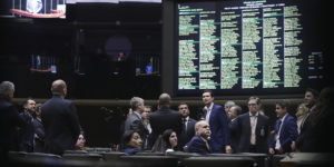 Deputados reunidos no plenário da Câmara em frente ao painel de votação eletrônica. A legenda informa que a Reforma Previdenciária foi barrada após forte mobilização sindical, durante a votação da PEC 66.