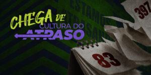 Imagem em tons escuros de verde e preto, com textura granulada. À esquerda, aparece em destaque a frase “Chega de cultura do atraso”, em letras verdes e roxas, acompanhada de setas apontando para a esquerda. À direita, há um calendário de mesa aberto com árias folhas de calendário que parecem se soltar e voar, com números visíveis, reforçando a ideia de passagem do tempo e de atrasos acumulados.