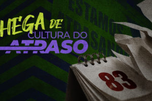 Imagem em tons escuros de verde e preto, com textura granulada. À esquerda, aparece em destaque a frase “Chega de cultura do atraso”, em letras verdes e roxas, acompanhada de setas apontando para a esquerda. À direita, há um calendário de mesa aberto com árias folhas de calendário que parecem se soltar e voar, com números visíveis, reforçando a ideia de passagem do tempo e de atrasos acumulados.