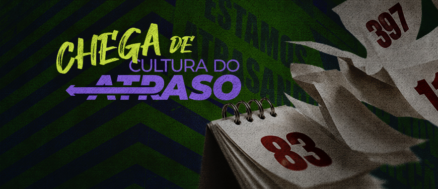 Imagem em tons escuros de verde e preto, com textura granulada. À esquerda, aparece em destaque a frase “Chega de cultura do atraso”, em letras verdes e roxas, acompanhada de setas apontando para a esquerda. À direita, há um calendário de mesa aberto com árias folhas de calendário que parecem se soltar e voar, com números visíveis, reforçando a ideia de passagem do tempo e de atrasos acumulados.