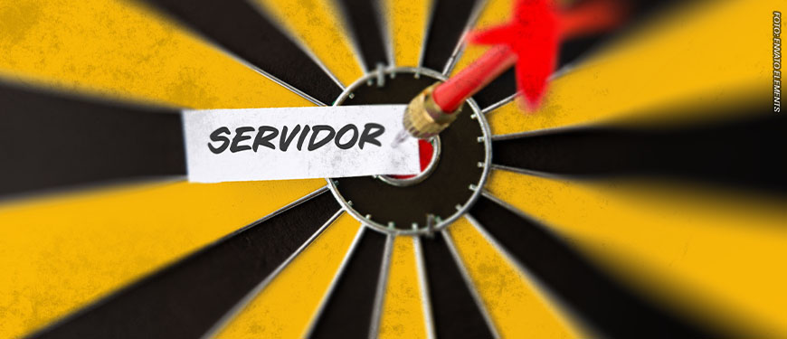 Imagem de um alvo amarelo e preto com um dardo vermelho cravado no centro. No ponto atingido há um papel com a palavra “Servidor” escrita em letras maiúsculas.
