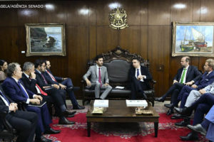 Na fotografia se vê uma sala de reuniões onde participam o Presidente do Senado Federal, senador Rodrigo Pacheco (PSD-MG), recebe o presidente e líderes da Assembleia Legislativa de Minas Gerias (ALMG), deputado estadual Tadeu Leite (MDB-MG); o ministro de Estado de Minas e Energia (MME), Alexandre Silveira e comitiva de deputados estaduais e federais de Minas Gerais. Conteúdo Textual: Presidentes do Senado e da ALMG vão apresentar proposta alternativa ao RRF em Minas para o presidente Lula.