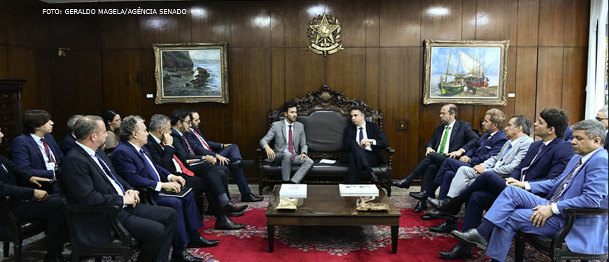 Na fotografia se vê uma sala de reuniões onde participam o Presidente do Senado Federal, senador Rodrigo Pacheco (PSD-MG), recebe o presidente e líderes da Assembleia Legislativa de Minas Gerias (ALMG), deputado estadual Tadeu Leite (MDB-MG); o ministro de Estado de Minas e Energia (MME), Alexandre Silveira e comitiva de deputados estaduais e federais de Minas Gerais. Conteúdo Textual: Presidentes do Senado e da ALMG vão apresentar proposta alternativa ao RRF em Minas para o presidente Lula.