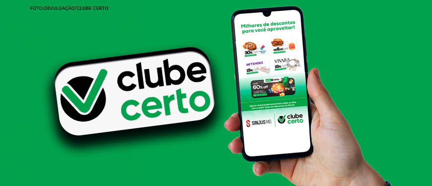 Imagem com fundo ver, sob ela se vê uma mão segurando um celular, na tela do mesmo aparecem propagandas do Clube Certo, ao lado vê se a logo do Clube Certo