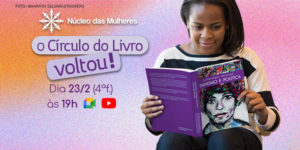 Mulher negra de cabelos lisos e com traje casual Lê um livro em cuja capa se lê: Feminismo e Política, dos autores Luís Felipe Miguel e Flávia Biroli.