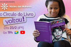 Mulher negra de cabelos lisos e com traje casual Lê um livro em cuja capa se lê: Feminismo e Política, dos autores Luís Felipe Miguel e Flávia Biroli.