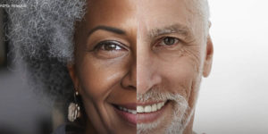 Imagem acessível: Montagem fotográfica com dois rostos lado a lado de pessoas idosas, ambos estão sorrindo (uma idosa de pele escura e cabelos grisalhos e um idoso de pele clara com cabelos brancos).