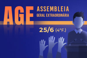 Arte digital em tons de azul e laranja anunciando uma Assembleia Geral Extraordinária (AGE). À esquerda, as letras "AGE" aparecem em destaque, grandes e em laranja. Ao lado, o texto "Assembleia Geral Extraordinária" está escrito em letras menores. No centro-direita da imagem, há a data "25/6 (4ª F.)" em destaque. À direita, uma ilustração mostra uma pessoa em púlpito falando ao microfone, com várias mãos levantadas à sua frente, representando participação popular. Fundo azul com faixa laranja horizontal atravessando a composição.