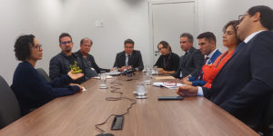 A imagem mostra os representantes do SINJUS e SERJUSMIG participando da primeira reunião do GT criado pelo TJMG para discutir medidas de proteção aos profissionais que atuam em diligências externas.