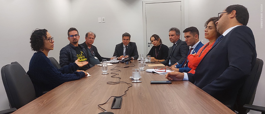 A imagem mostra os representantes do SINJUS e SERJUSMIG participando da primeira reunião do GT criado pelo TJMG para discutir medidas de proteção aos profissionais que atuam em diligências externas.