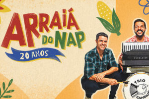 Imagem acessível: A imagem com ilustrações coloridas típicas de festa junina, como cacto, milho, flores e bandeirolas, divulga o Arraiá do NAP em celebração aos 20 anos do núcleo. No centro, o texto informa: “6 de julho, segunda-feira, das 15 às 19 horas, no Restaurante Minas 2, na Avenida dos Bandeirantes, número 2323, Sion, BH”. Na parte inferior, aparecem três músicos sorrindo, vestidos com camisas estampadas, anunciados como atração musical: “Trio Gandaieira”. O card também informa que as vagas são limitadas e que as inscrições devem ser feitas pelo formulário. No rodapé, aparece o logotipo do SINJUS-MG.