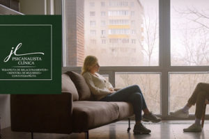 Imagem acessível: A imagem mostra uma sessão de psicanálise, com duas mulheres sentadas frente a frente em um ambiente reservado e acolhedor. A arte divulga o novo convênio do SINJUS, que oferece condições especiais aos filiados para sessões de psicanálise, reforçando ações voltadas ao cuidado com a saúde mental.