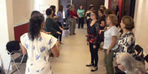 magem mostra um registro do último encontro do NAP do SINJUS, dedicada ao tema do autoconhecimento e concentração. O encontro reuniu filiados em um ambiente acolhedor, onde práticas coletivas e exercícios guiados estimularam reflexões pessoais e fortalecimento do bem-estar.