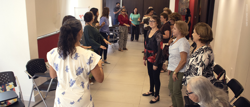 magem mostra um registro do último encontro do NAP do SINJUS, dedicada ao tema do autoconhecimento e concentração. O encontro reuniu filiados em um ambiente acolhedor, onde práticas coletivas e exercícios guiados estimularam reflexões pessoais e fortalecimento do bem-estar.