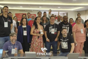 Foto do grupo de pessoas que participaram do debate do Conselho de Representantes da Fenajud.