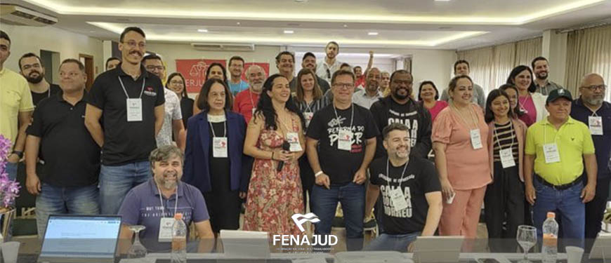 Foto do grupo de pessoas que participaram do debate do Conselho de Representantes da Fenajud.