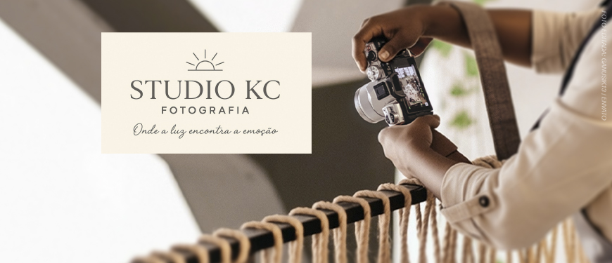 A imagem mostra uma mulher negra segurando uma câmera fotográfica e ajustando o foco em um ambiente iluminado. Sobre a imagem, o texto diz: “Eternize seus melhores momentos com o novo convênio de fotografia do SINJUS”. Abaixo, o logotipo do Studio KC Fotografia, acompanhado do slogan “Onde a luz encontra a emoção”. No canto superior esquerdo, está o título “Serviço”, e na base da imagem, o logotipo do SINJUS-MG.