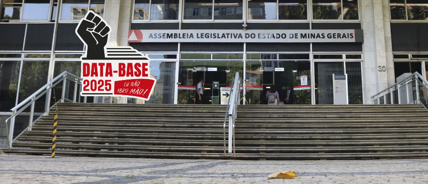 Fachada da Assembleia Legislativa de Minas Gerais (ALMG), com pessoas entrando e saindo do prédio. Na parte superior da escadaria, a placa institucional identifica o local. No canto superior esquerdo, o título “” e, à esquerda, o selo da campanha “Data-Base 2025: Eu não abro mão!”, com o desenho de um punho erguido sobre uma pilha de papéis.