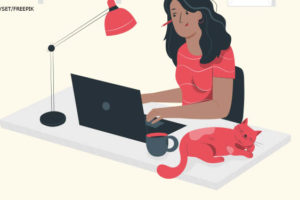 Ilustração de mulher negra trabalhando em home-office, ela está trabalhando em um computador, tem uma expressão facial de satisfação. Ao seu lado, há um gato dormindo.