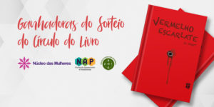 #ImagemAcessível: Em um fundo branco e cinza, temos a imagem do livro sorteado "Vermelho Escarlate", as logos do Núcleo das Mulheres (NM), do Núcleo de Aposentados e Pensionistas (NAP) e do Núcleo da Pessoa com Deficiência (NPD), e o conteúdo textual: Ganhadoras do sorteio do Círculo do Livro — Maria Lúcia Teixeira Lino (NAP), Clementina Francisca da Costa (NAP), Sidneia Amélia Simões (NM), Denise Luppi (NM), Irislene Faria (NM), Luciana Soares Vieira (NM), Alessandra Souza Pinto Oliveira (NM), Bárbara de Almeida Braga (NM), Valéria Toledo Couto Carvalho (NPD).