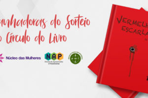 #ImagemAcessível: Em um fundo branco e cinza, temos a imagem do livro sorteado "Vermelho Escarlate", as logos do Núcleo das Mulheres (NM), do Núcleo de Aposentados e Pensionistas (NAP) e do Núcleo da Pessoa com Deficiência (NPD), e o conteúdo textual: Ganhadoras do sorteio do Círculo do Livro — Maria Lúcia Teixeira Lino (NAP), Clementina Francisca da Costa (NAP), Sidneia Amélia Simões (NM), Denise Luppi (NM), Irislene Faria (NM), Luciana Soares Vieira (NM), Alessandra Souza Pinto Oliveira (NM), Bárbara de Almeida Braga (NM), Valéria Toledo Couto Carvalho (NPD).