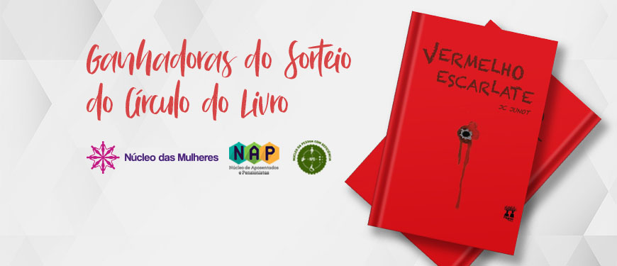 #ImagemAcessível: Em um fundo branco e cinza, temos a imagem do livro sorteado "Vermelho Escarlate", as logos do Núcleo das Mulheres (NM), do Núcleo de Aposentados e Pensionistas (NAP) e do Núcleo da Pessoa com Deficiência (NPD), e o conteúdo textual: Ganhadoras do sorteio do Círculo do Livro — Maria Lúcia Teixeira Lino (NAP), Clementina Francisca da Costa (NAP), Sidneia Amélia Simões (NM), Denise Luppi (NM), Irislene Faria (NM), Luciana Soares Vieira (NM), Alessandra Souza Pinto Oliveira (NM), Bárbara de Almeida Braga (NM), Valéria Toledo Couto Carvalho (NPD).