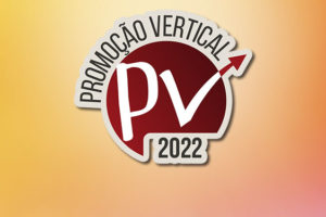 Imagem acessível: Imagem com fundo em degradê de amarelo, laranja e rosa. Em seu centro temos a logo da PV 2022.