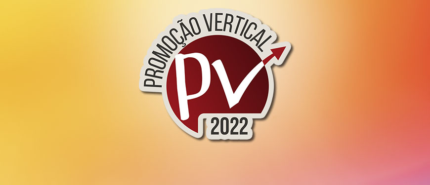 Imagem acessível: Imagem com fundo em degradê de amarelo, laranja e rosa. Em seu centro temos a logo da PV 2022.