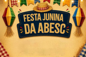 Banner de Festa Junina da ABESC, com fundo bege, bandeirinhas coloridas no topo, balões decorativos, tecidos xadrez nas laterais e o texto central “Festa Junina da ABESC” em destaque.