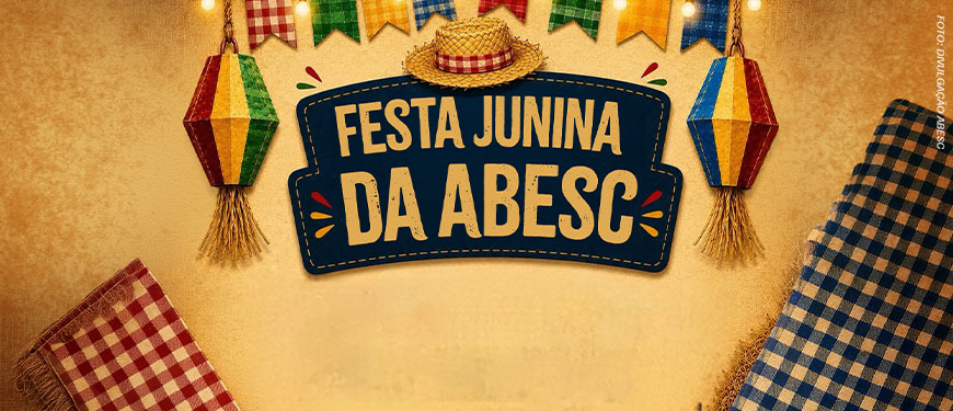 Banner de Festa Junina da ABESC, com fundo bege, bandeirinhas coloridas no topo, balões decorativos, tecidos xadrez nas laterais e o texto central “Festa Junina da ABESC” em destaque.