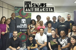 Participantes do debate do SINJUS Antirracista posam para foto.