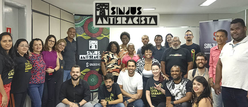 Participantes do debate do SINJUS Antirracista posam para foto.